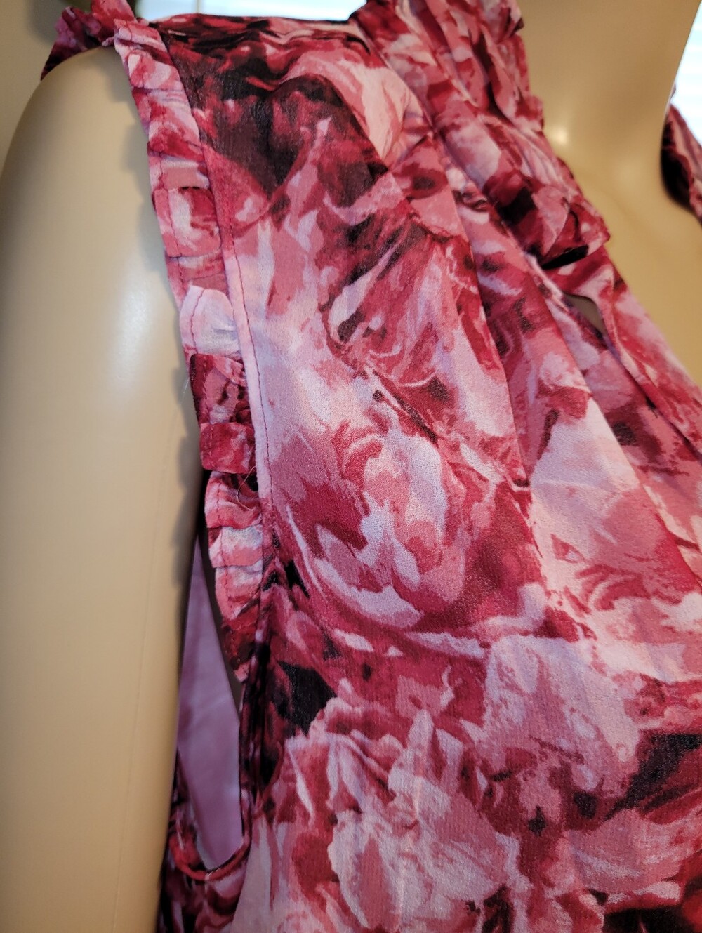 NWT-White House Black Market Sleeveless Pink Floral Ruffle V-Neck Top. XL - Picture 4 of 7